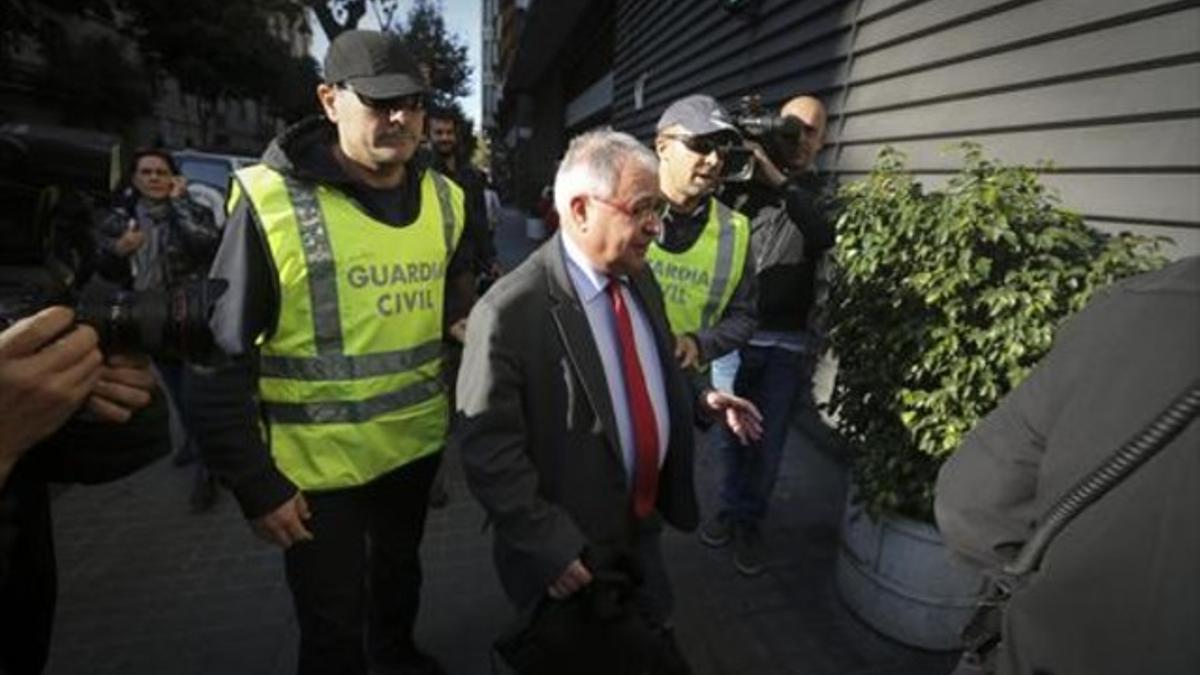 El tesorero de CDC, Andreu Viloca , escoltado por la Guardia Civil.