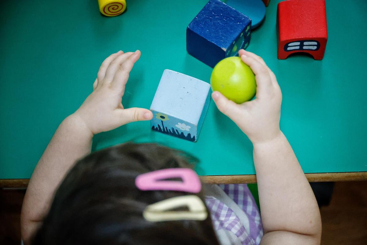 Una niña juega en un centro infantil