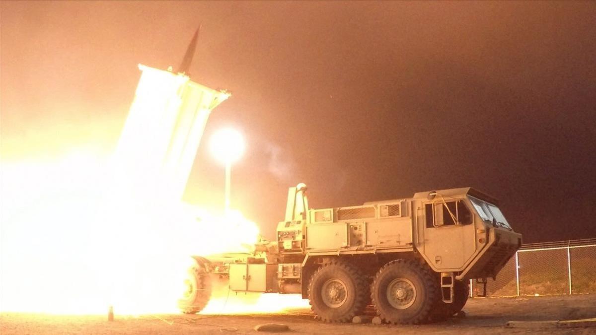 Un misil interceptor del sistema THAAD lanzado desde Alaska durante una prueba del sistema, en Kodiak, el 30 de julio.