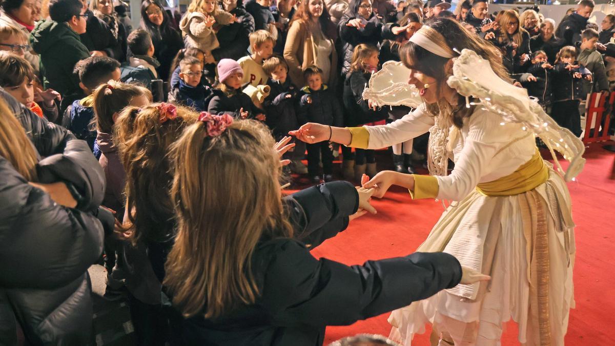 La Fada Belluerna envoltada de canalla a la Plaça de Nadal