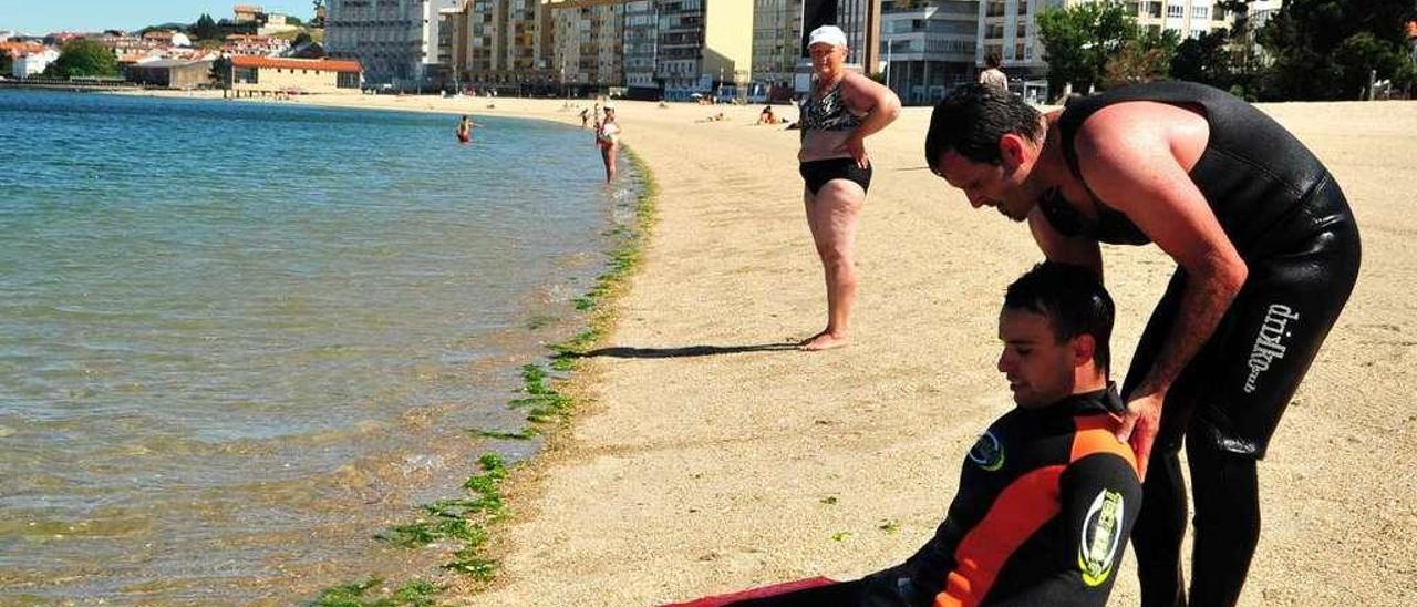 Una edición anterior de las pruebas de socorrismo en la playa de A Concha-Compostela. // Iñaki Abella