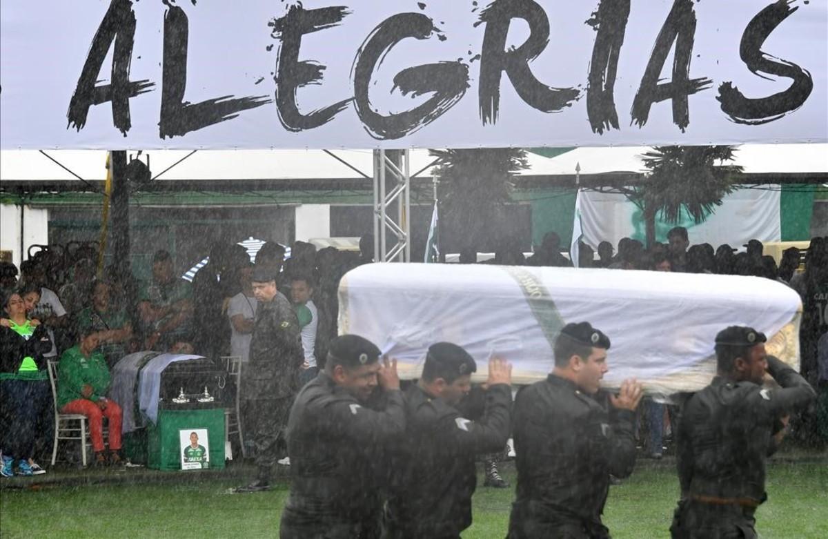 lmendiola36500644 soldiers carry into the stadium under heavy rain the coffins161203163930