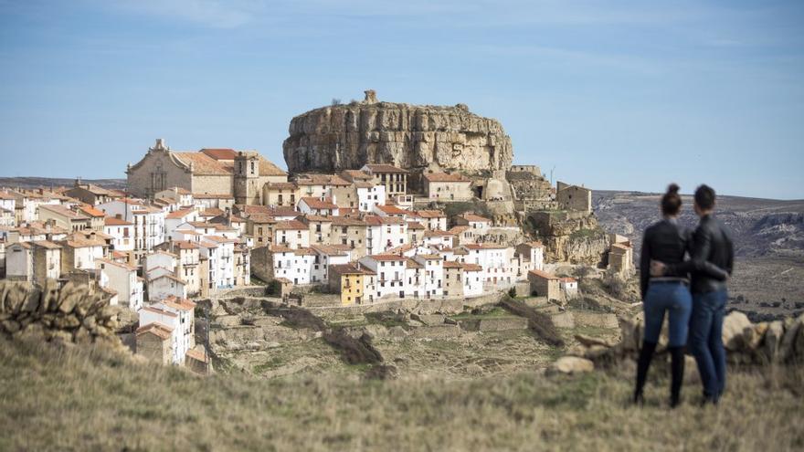 En Ares, famosa por los abrigos de pinturas rupestres, una impresionante muela da la bienvenida al visitante.