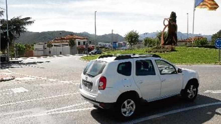 La rotonda d&#039;entrada a Santa Coloma de Farners on van passar els fets.