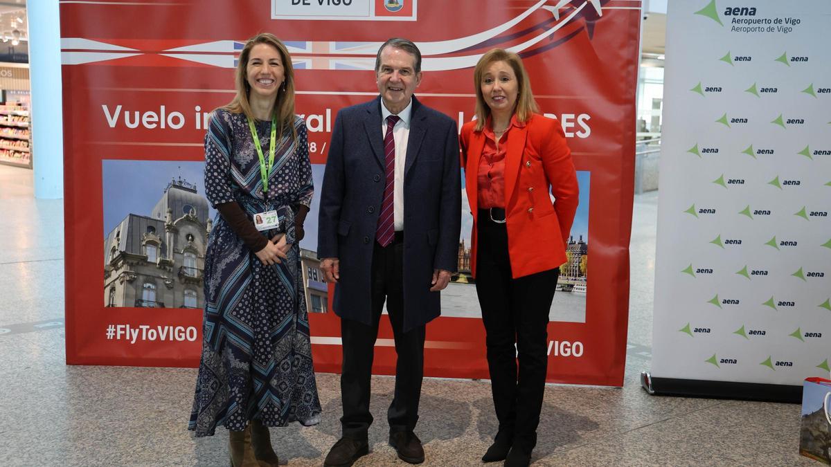 La directora del aeropuerto de Vigo, Ana Molés, el alcalde, Abel Caballero, y la edil de Turismo, María Lago, en el estreno de la ruta a Londres hace un año.