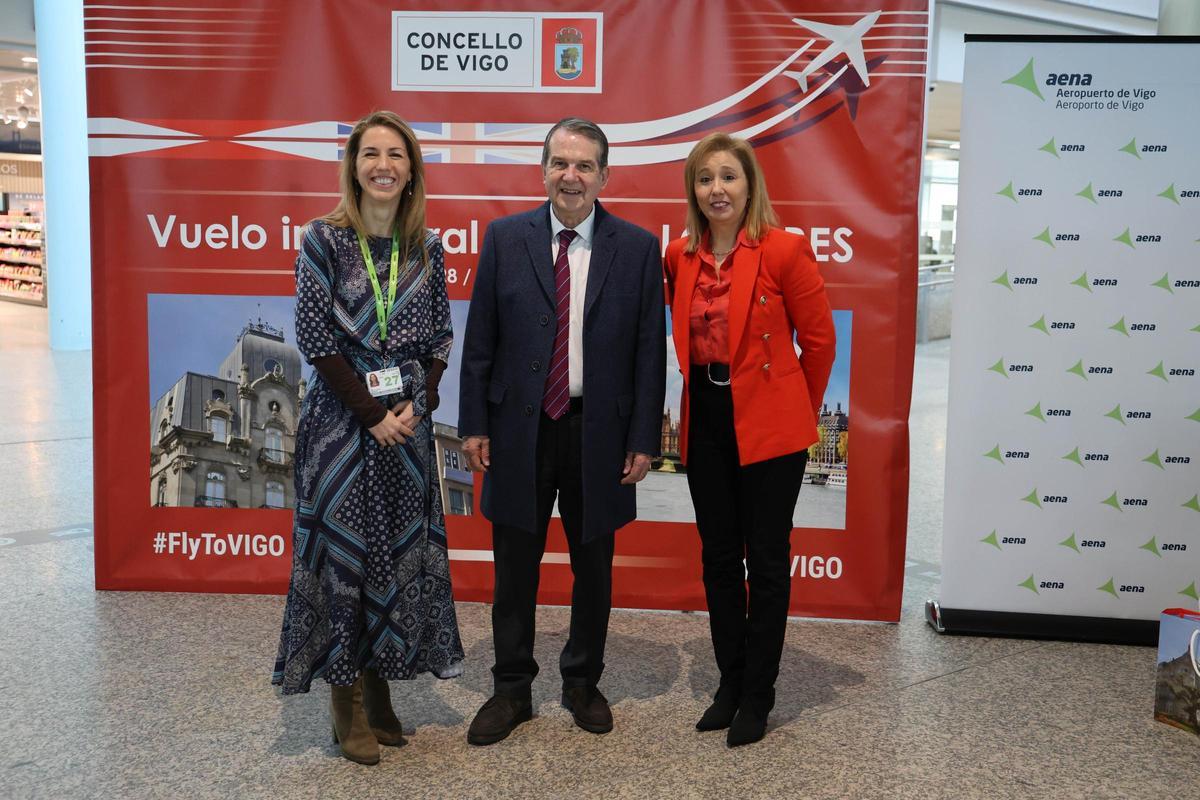 La directora del aeropuerto de Vigo, Ana Molés, el alcalde, Abel Caballero, y la edil de Turismo, María Lago, en el estreno de la ruta a Londres hace un año.