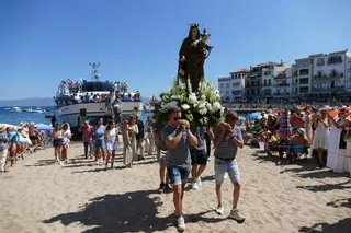 L'Escala commemora la Festa del Carme amb un sentit homenatge a les persones grans i a les seves arrels marineres