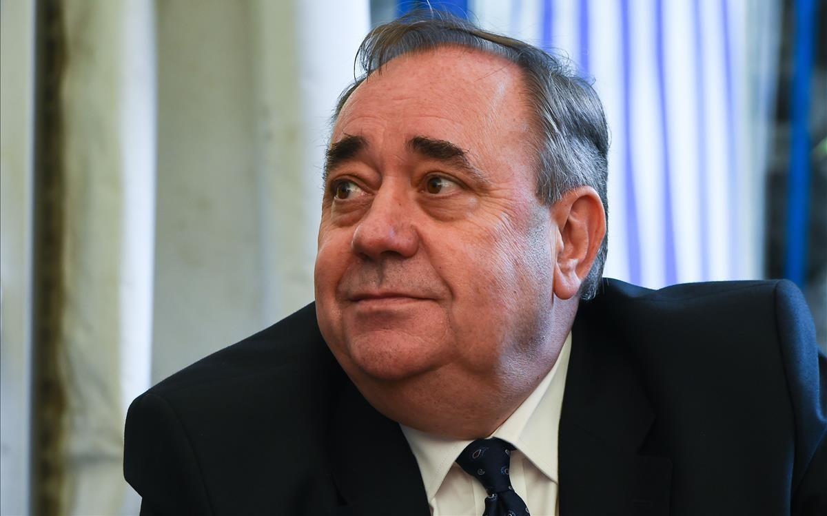 zentauroepp44758972 former first minister of scotland alex salmond sits at a tab180825185526