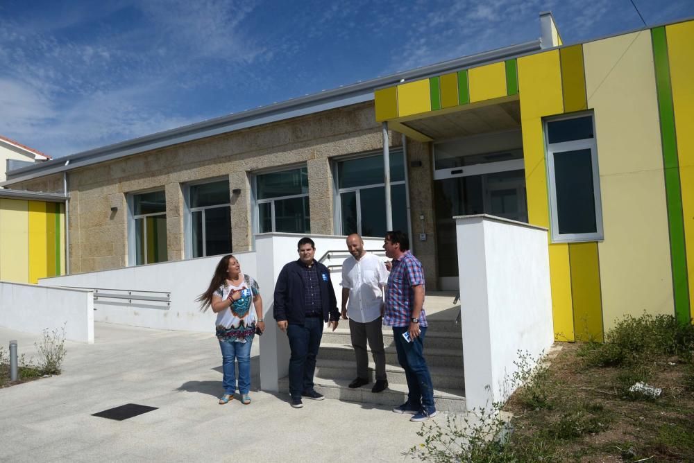 Villares se acerca en Cambados a la actividad de los sectores productivos - El líder de En Marea visita la localidad arousana para pasear por la plaza de abastos, visitar Martín Códax y departir con l