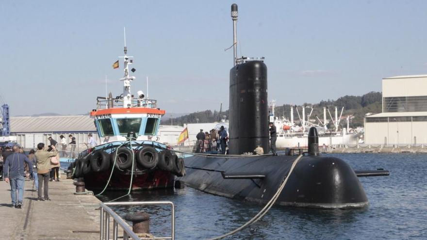 Un submarino de guerra al alcance de la mano en Marín