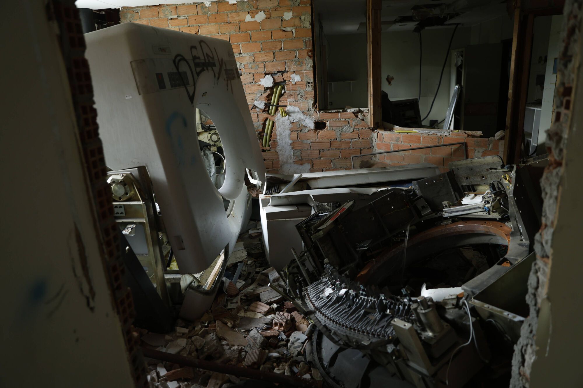 EN IMÁGENES: Viaje al interior del viejo HUCA, desvalijado y vandalizado por su abandono