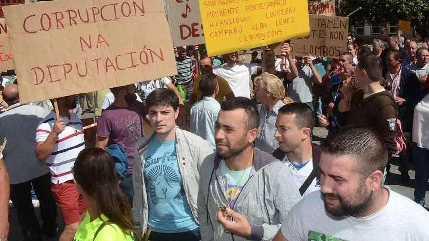 Los manifestantes portaban distintas pancartas. // R.V.