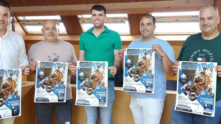 La organización posa con el cartel del evento | S. P.