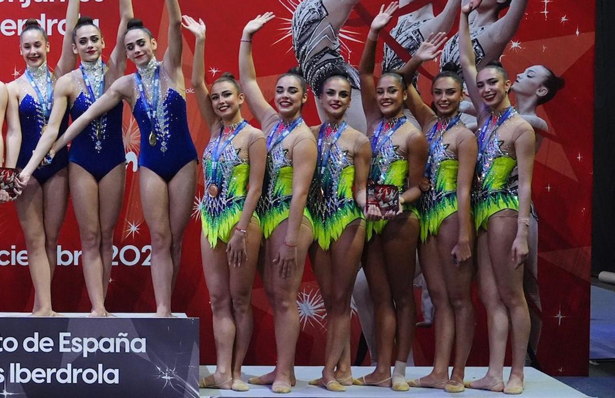 El equipo de Primera del Batistana, a la derecha, con su medalla de bronce. | RFEG