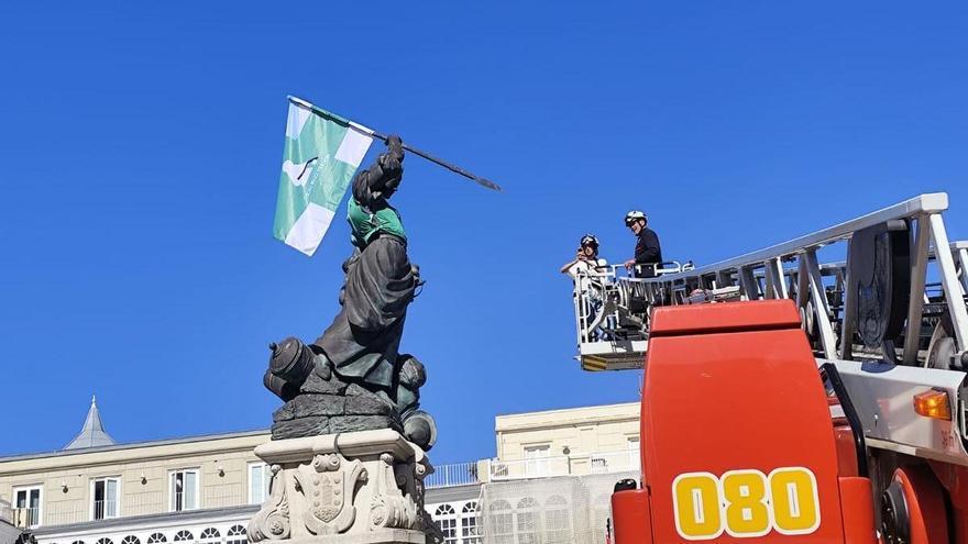 La estatua de María Pita ya es verdiblanca