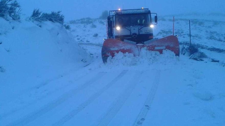 Una máquina retira la nieve en una carretera de Lugo.