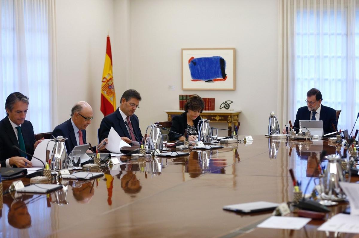 Madrid  11 10 2017 -Vista general de la reunion extraordinaria del Consejo de Ministros que estudia las medidas de respuesta del Estado a la declaracion y posterior suspension temporal de independencia de Cataluna  sobre las que informara el presidente del Gobierno  Mariano Rajoy  ante el pleno del Congreso  EFE Prensa Moncloa Cesar P  Sendra