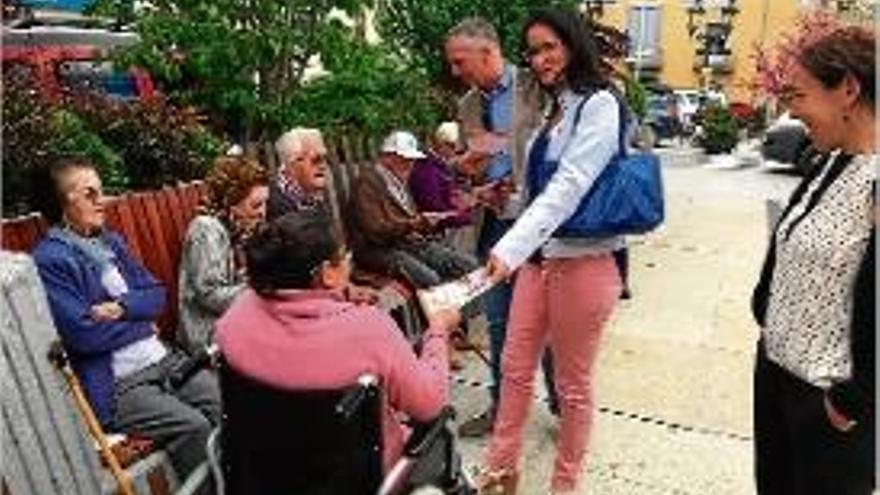 Margarita Santo, visitant Puigcerdà amb el diputat Jean Castel.