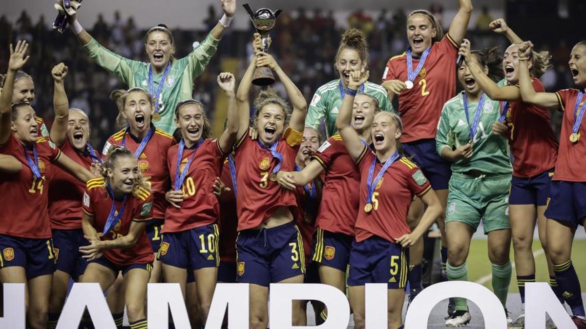 Las jugadoras de la selección española sub-20 celebran el Mundial conseguido en Costa Rica.