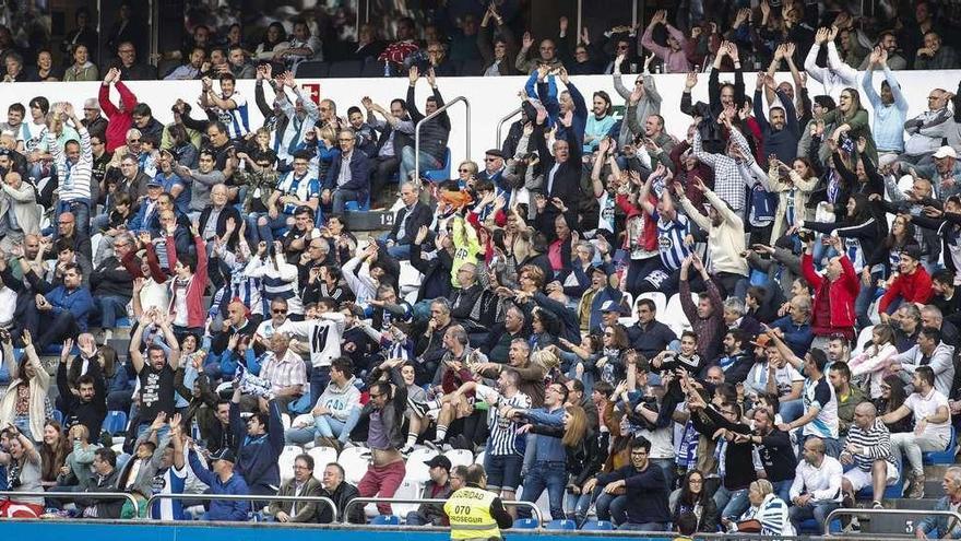 Aficionados del Deportivo hacen la ola en Riazor el pasado sábado, durante la recta final del último partido de Liga.