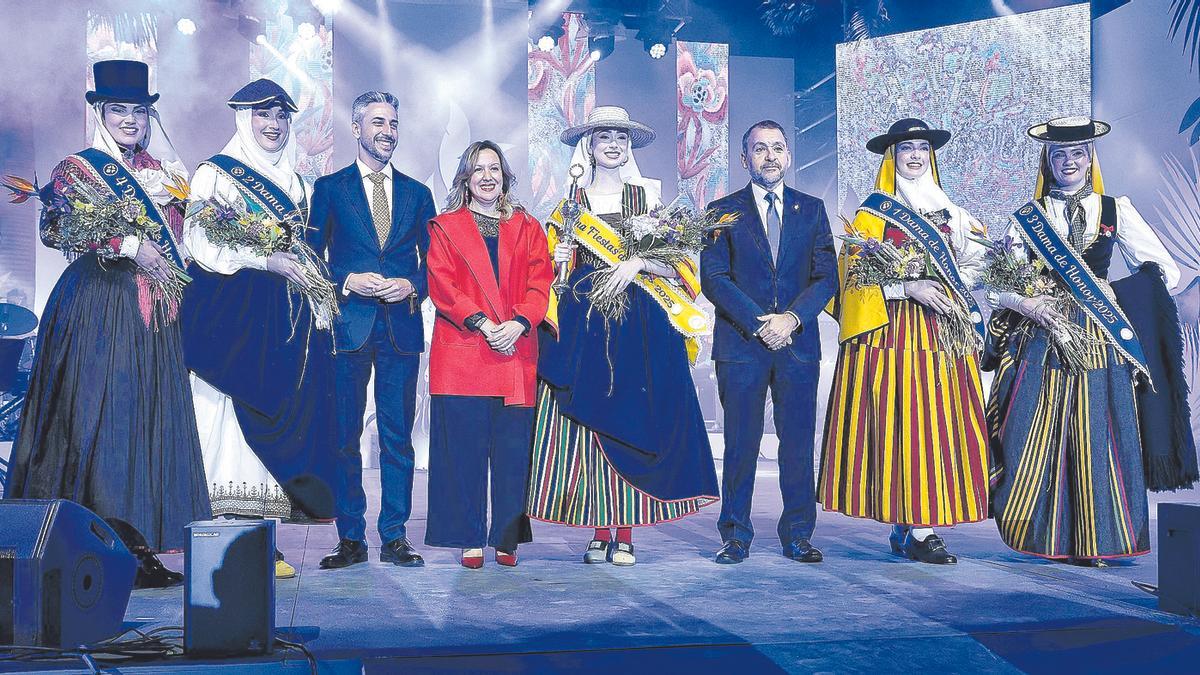 El alcalde, la presidenta del Cabildo, el concejal de Fiesas y la reina y las damas de honor de las Fiestas de Mayo.