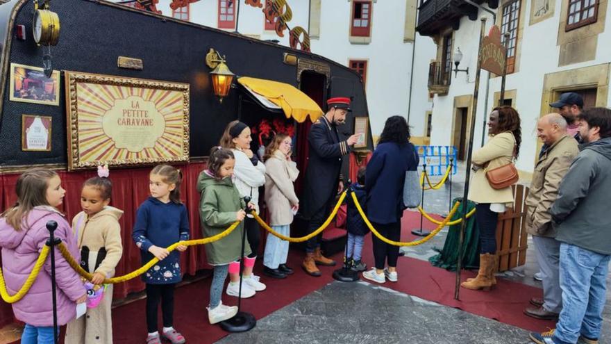 &quot;¡Acuto!&quot;, éxito en las calles de Villaviciosa del teatro &quot;más pequeño del mundo&quot;