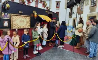 "¡Acuto!", éxito en las calles de Villaviciosa del teatro "más pequeño del mundo"