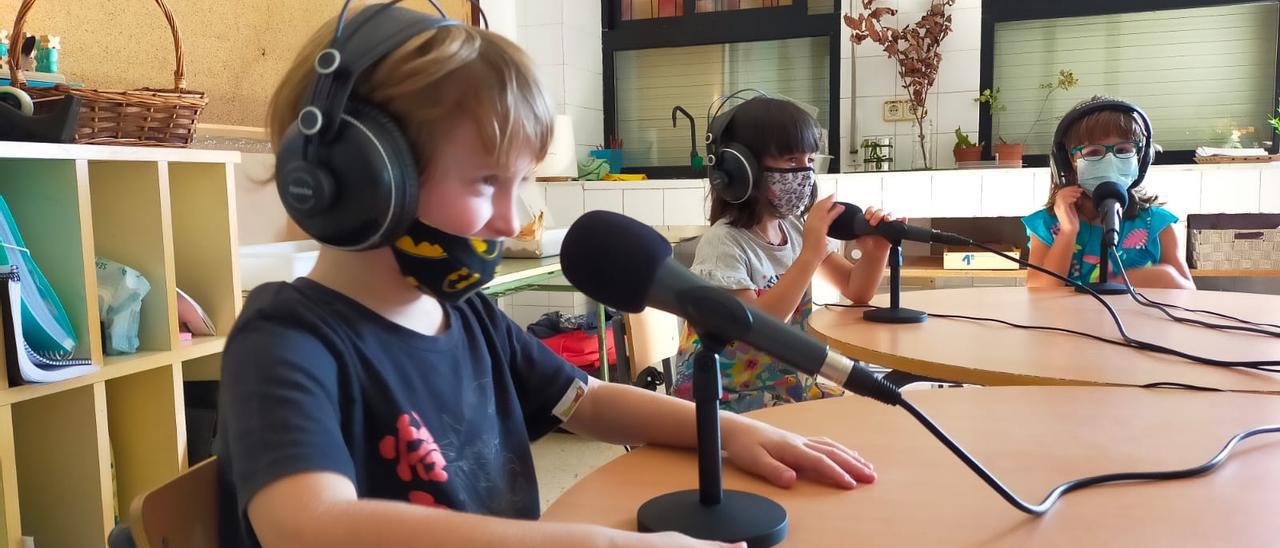 Algunos de los escolares de A Rúa de Cangas durante la grabación del programa de radio sobre la igualdad