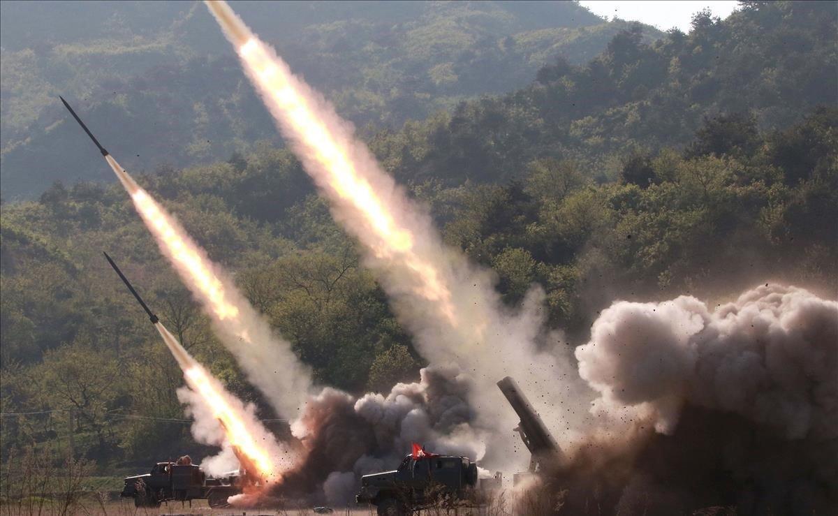 Fotografía cedida por la Agencia de Noticias Central de Corea del Norte (KCNA) que muestra el lanzamiento de misiles durante un simulacro de ataque de unidades militares ayer jueves, en un lugar no revelado.