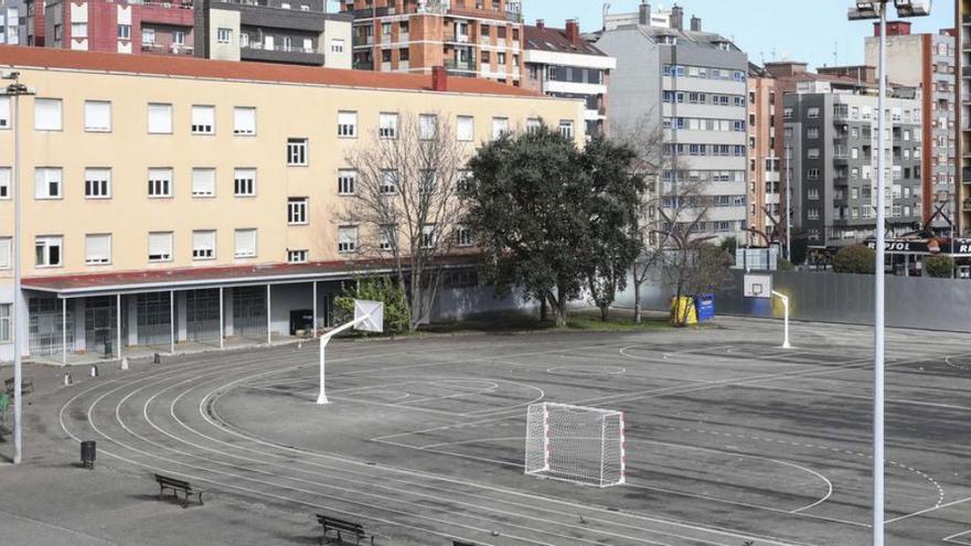 Fachada principal y patio del IES Jovellanos de Gijón. | Pablo Solares