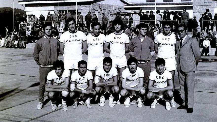 Un equipo patrocinado por Xoane en la pista deportiva del Círculo Recreativo Cultural. // D.P.