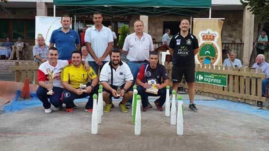 Los premiados en Cangas de Onís, en primera fila, agachados.