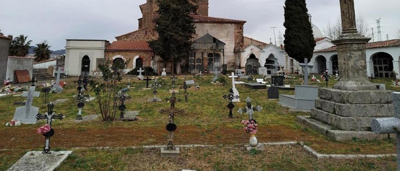 Parte antigua del cementerio de Plasencia, que ha cumplido 200 años.