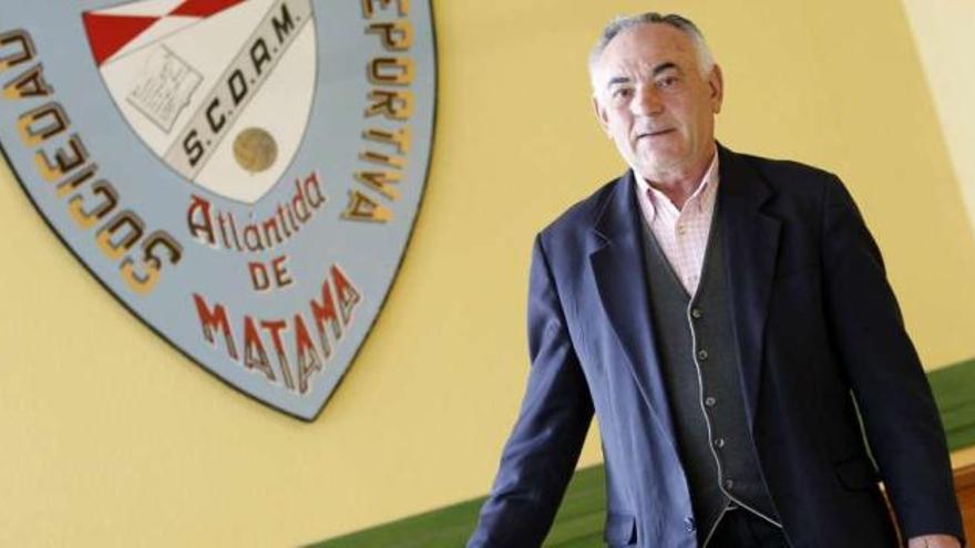 Cándido Alonso, en la sede de la Sociedade Cultural e Deportiva Atlántida de Matamá.  // José Lores