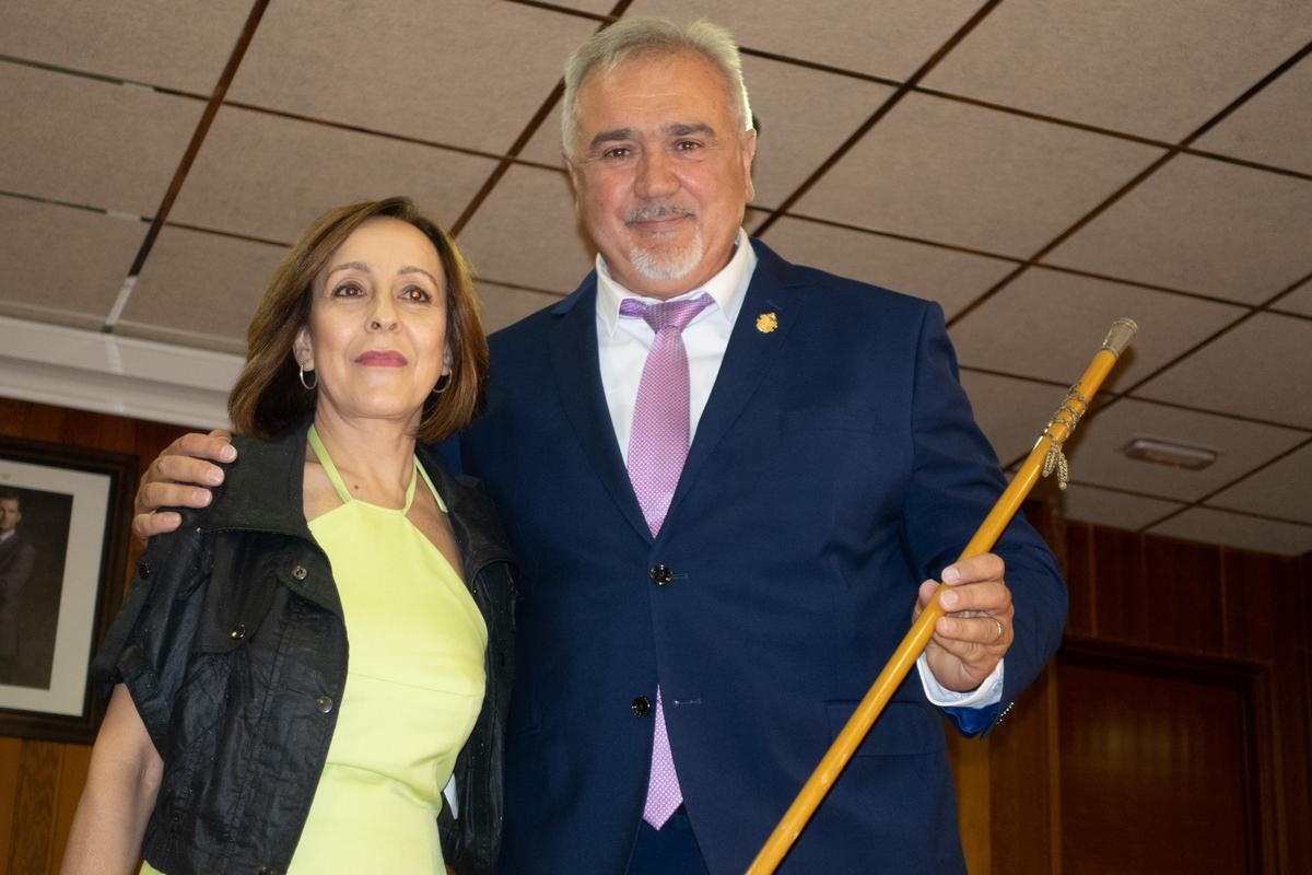 Victoria Valero junto al actual alcalde Jesús Amo, en el pleno de investidura de 2019