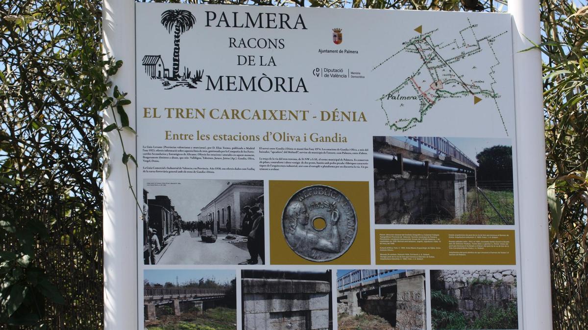 Uno de los paneles que rescata la historia del tren Carcaixent-Dénia