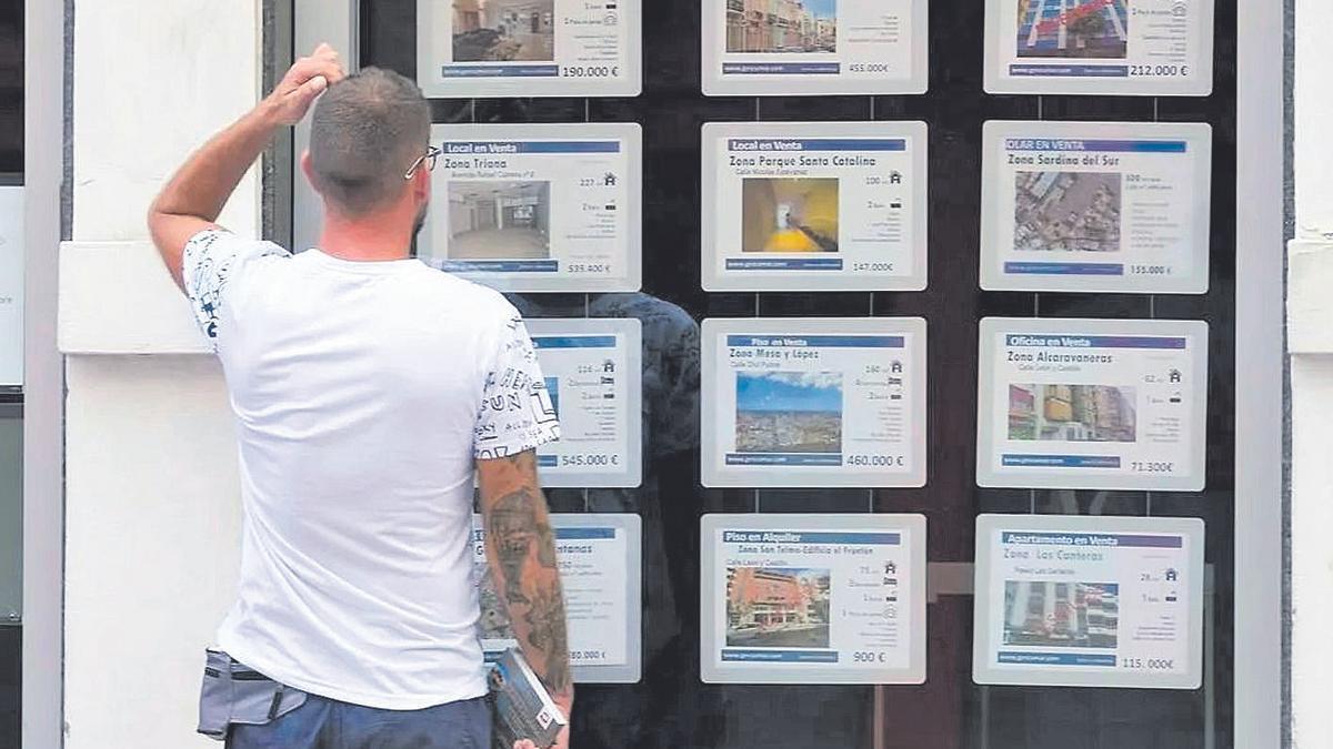 Una persona observa los precios de las viviendas en una inmobiliaria de Las Palmas de Gran Canaria. |