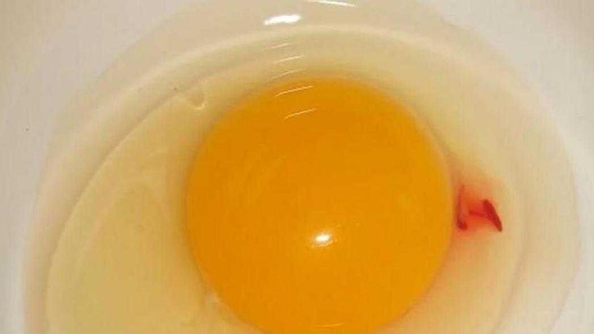 Un ou amb una taca vermella