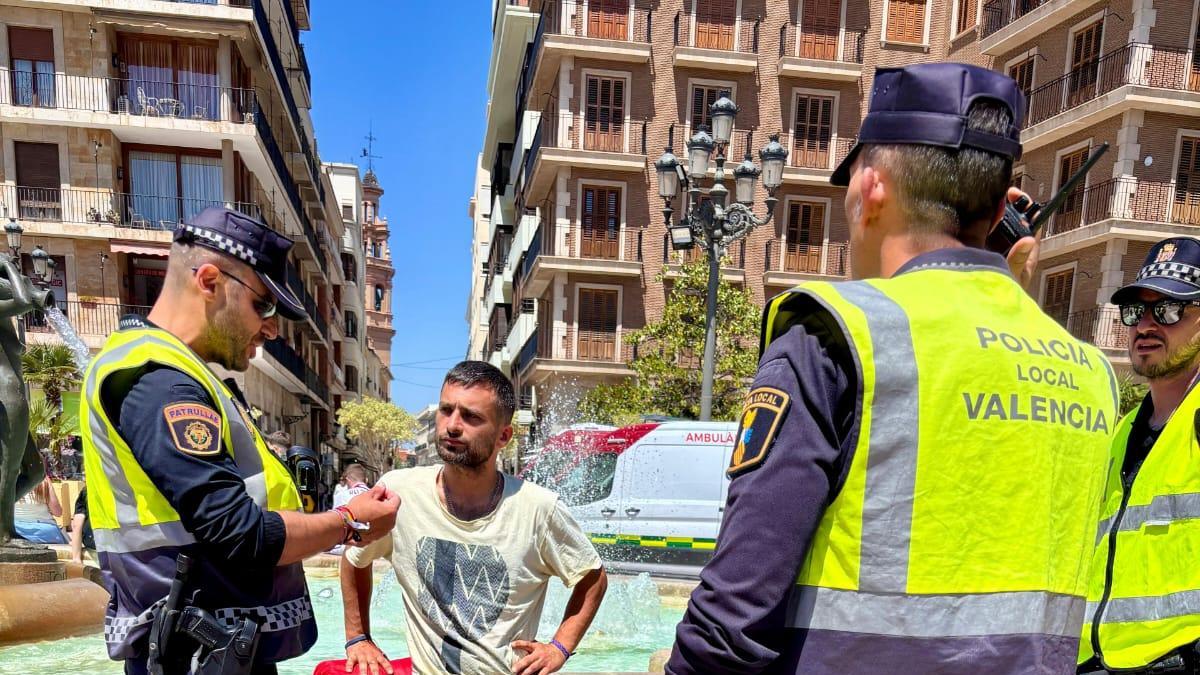Agentes de la Policía Local durante la detención del presunto agresor, en la plaza de la Virgen.