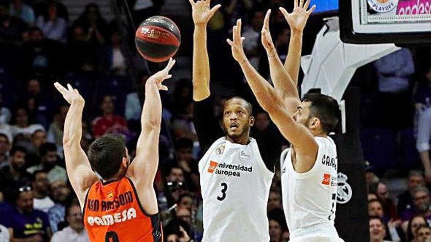 Van Rossom lanza el balón ante Randolph y Campazzo.