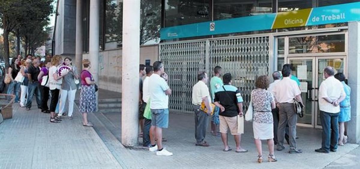 Desocupats fan cua davant l’Oficina de Treball del carrer Edison de Terrassa, dijous passat.