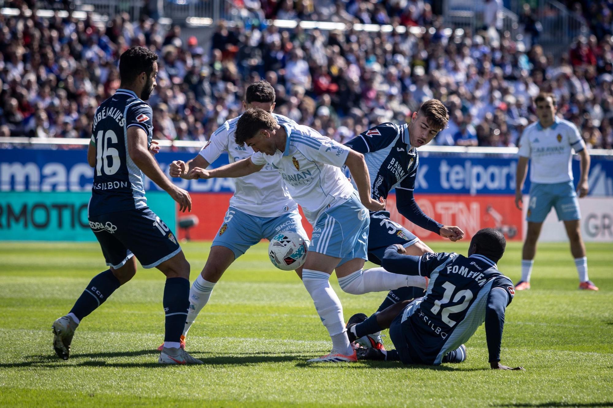 En imágenes | El Real Zaragoza buscar rendir tributo a las fiestas del Pilar en el Ibercaja Estadio