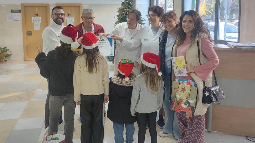 Cuatrocientas postales de escolares para felicitar la Navidad a los pacientes del Hospital de Sant Joan