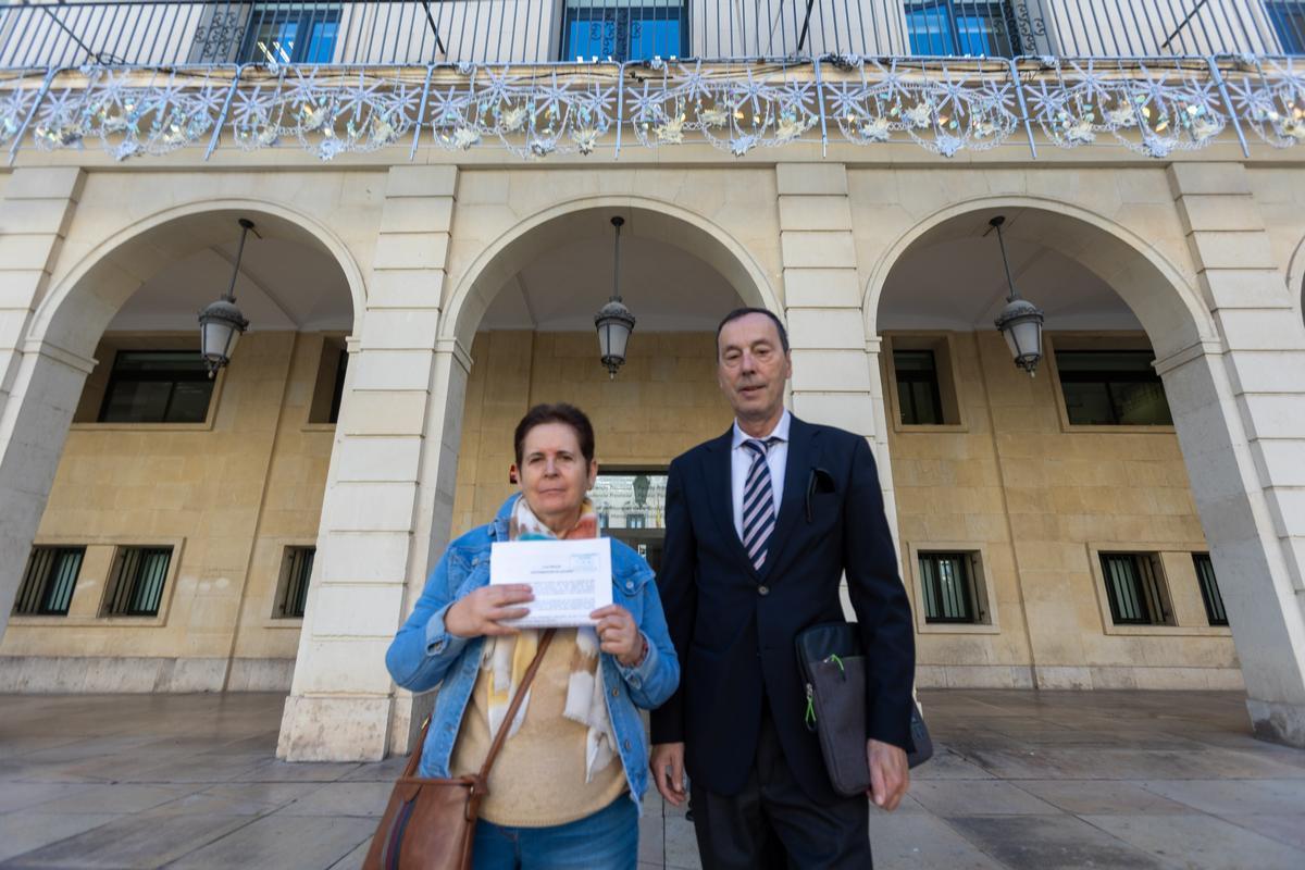 Bienvenida Campillo, junto al abogado José Luis Romero, en la sede provincial de la Fiscalía cuando se presentó la denuncia