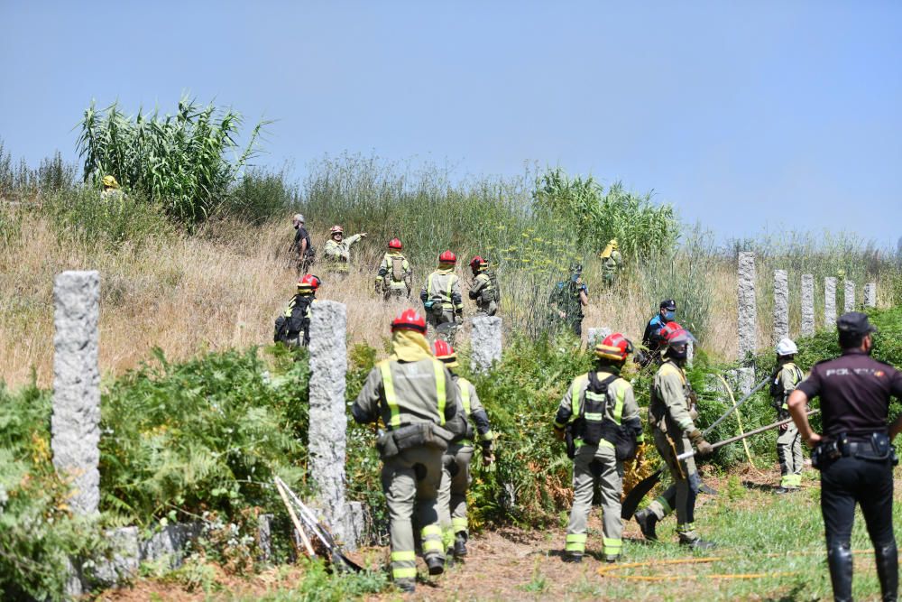 Despliegue contra un incendio cerca de casas en Lérez, Pontevedra