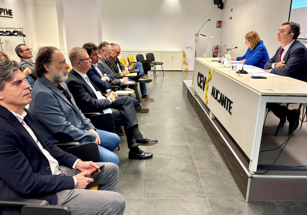 En la mesa, Inma García y Vicente Lafuente. En el centro, en primera fila, César Quintanilla.