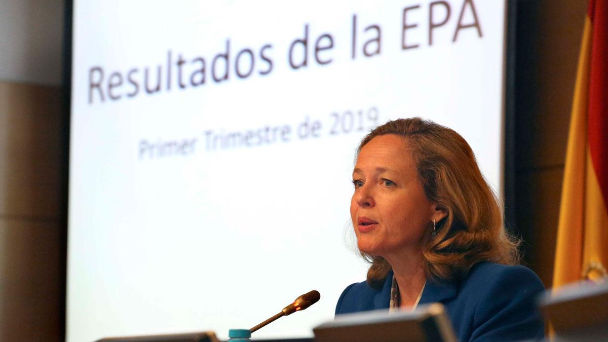 El paro sube en 49.900 personas hasta marzo, su peor dato desde 2013. En la foto, la ministra Nadia Calviño durante la presentación de los resultados de la EPA.