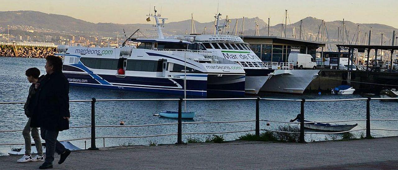 Barco de Mar de Ons que se encarga de cubrir el servicio entre Vigo y Cangas.