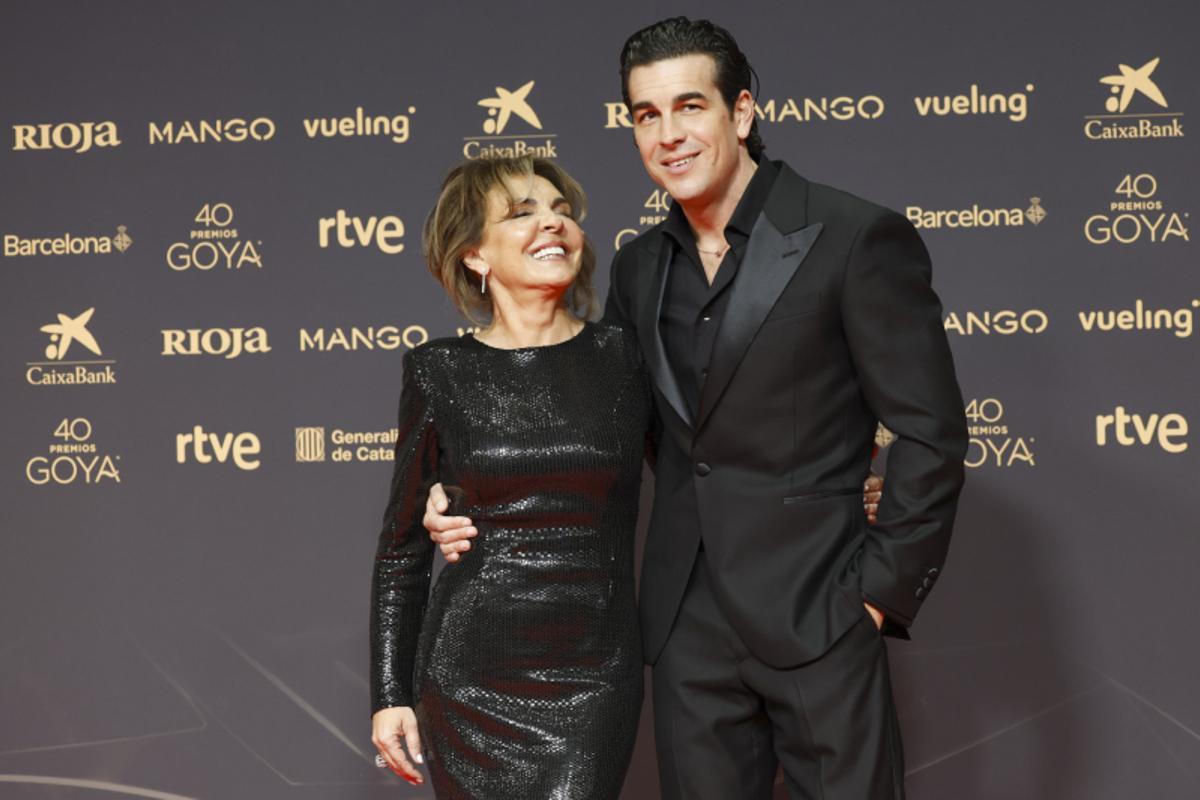 Mario Casas con contouring y su madre en los Premios Goya 2026