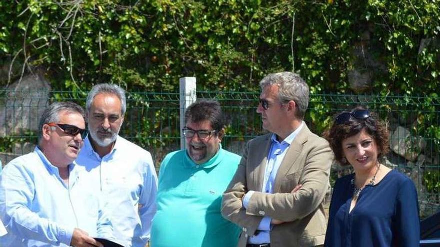 El vicepresidente, Alfonso Rueda, conversa con vecinos en presencia de la alcaldesa, Sandra González y el delegado, Cores Tourís. // DBM